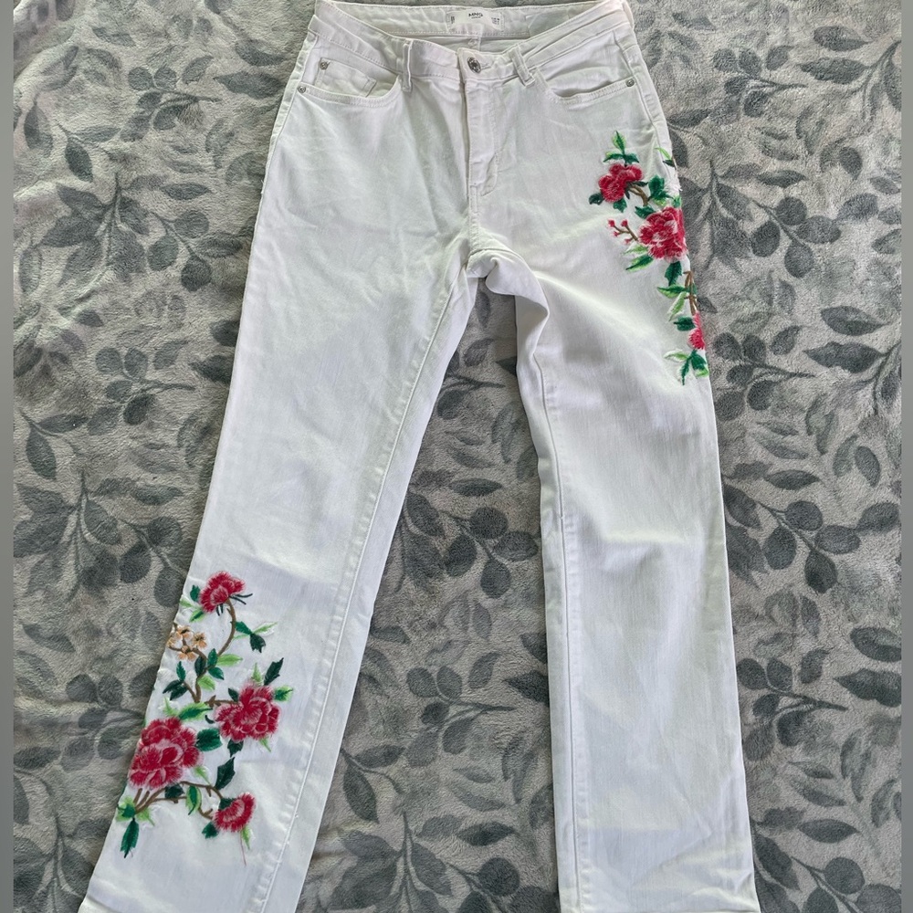 2000s bootcut Floral Embroidered White Jeans